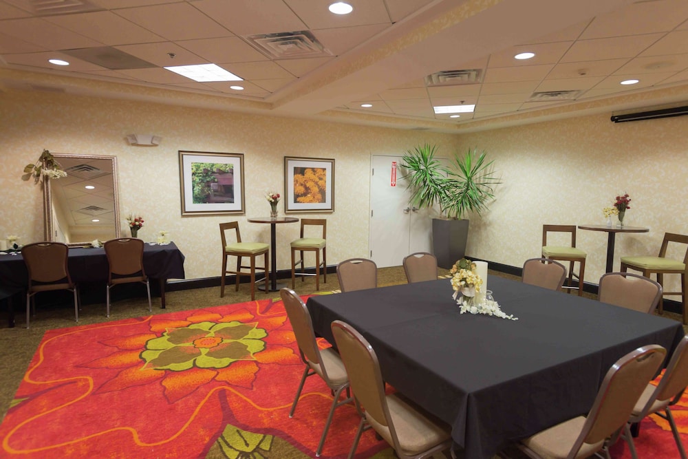 Hilton Garden Inn Merrillville 33/61