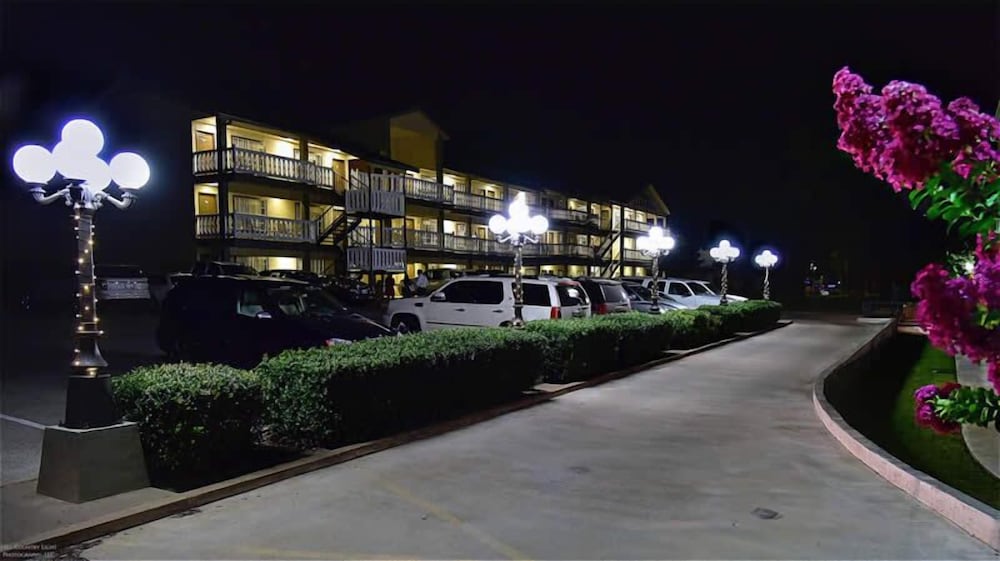 Sunday House Inn and Suites 2/23