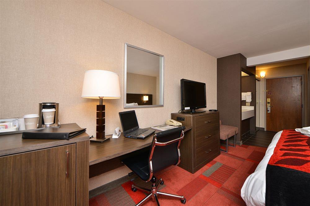Radisson Hotel Madison 33/43