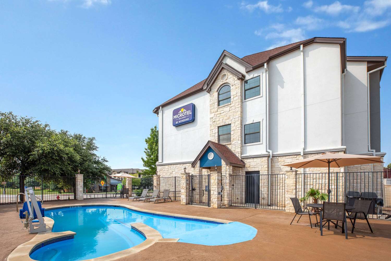 Microtel Inn and Suites By Wyndham Buda 4/40