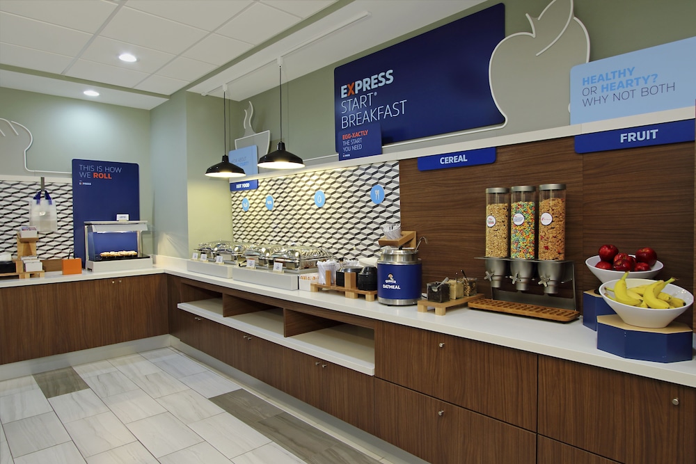 Holiday Inn Express & Suites Lake Charles South Casino Area 14/55