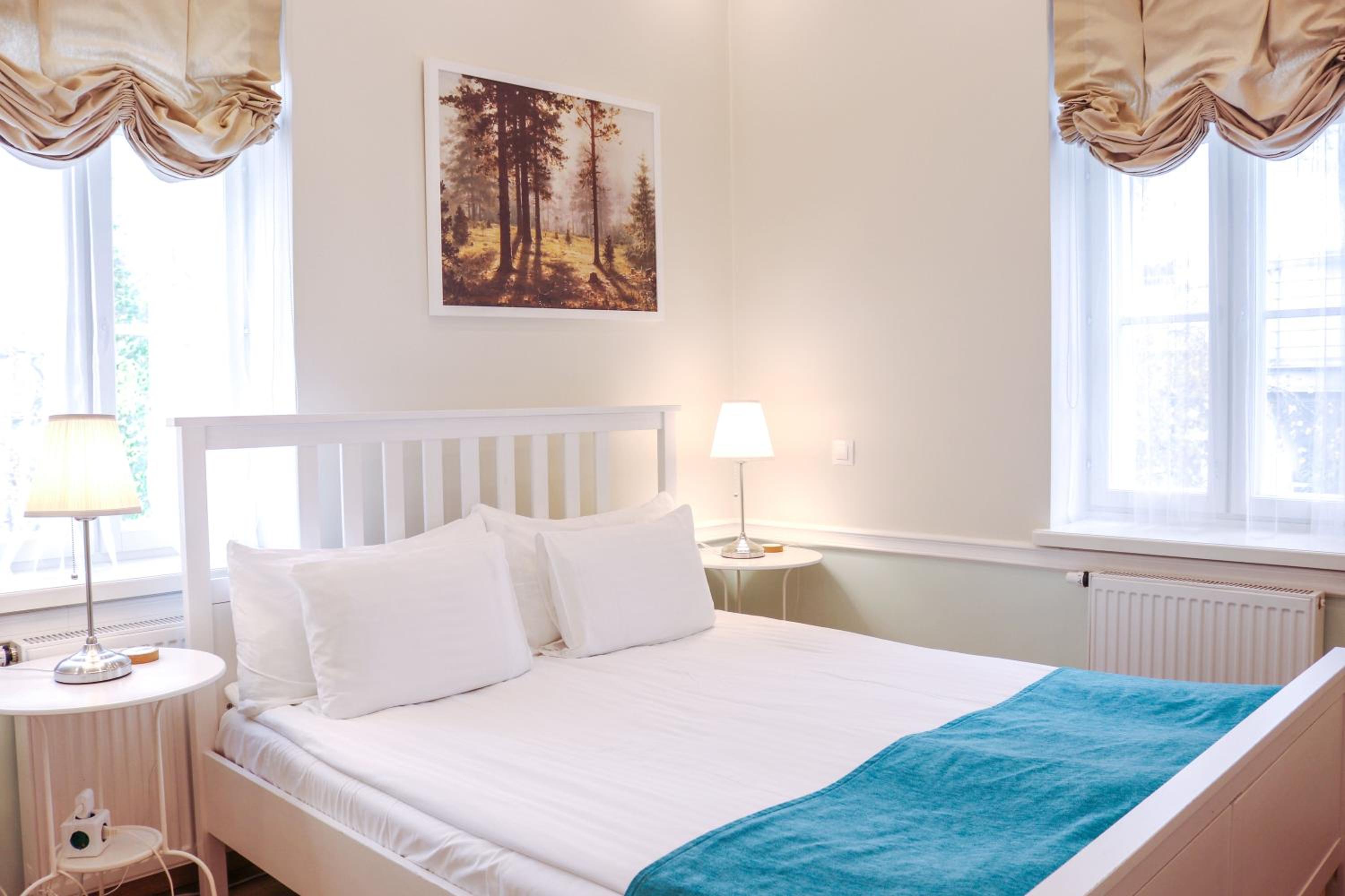 Mint, Suite, Queen Bed, Sofa