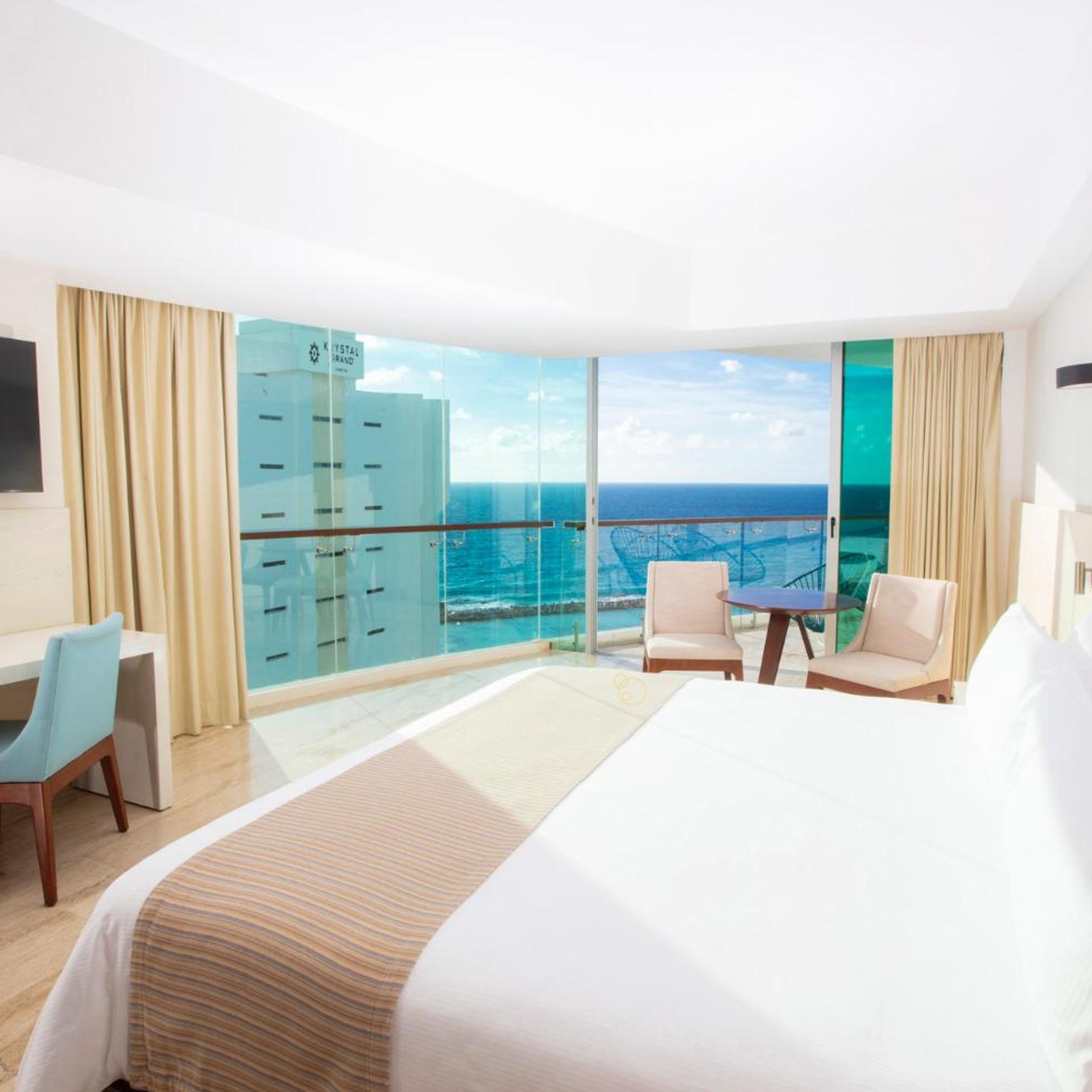 Altitude, Suite, Partial Ocean View, Corner، Altitude By Krystal Grand Punta Cancun All Inclusive 3/7