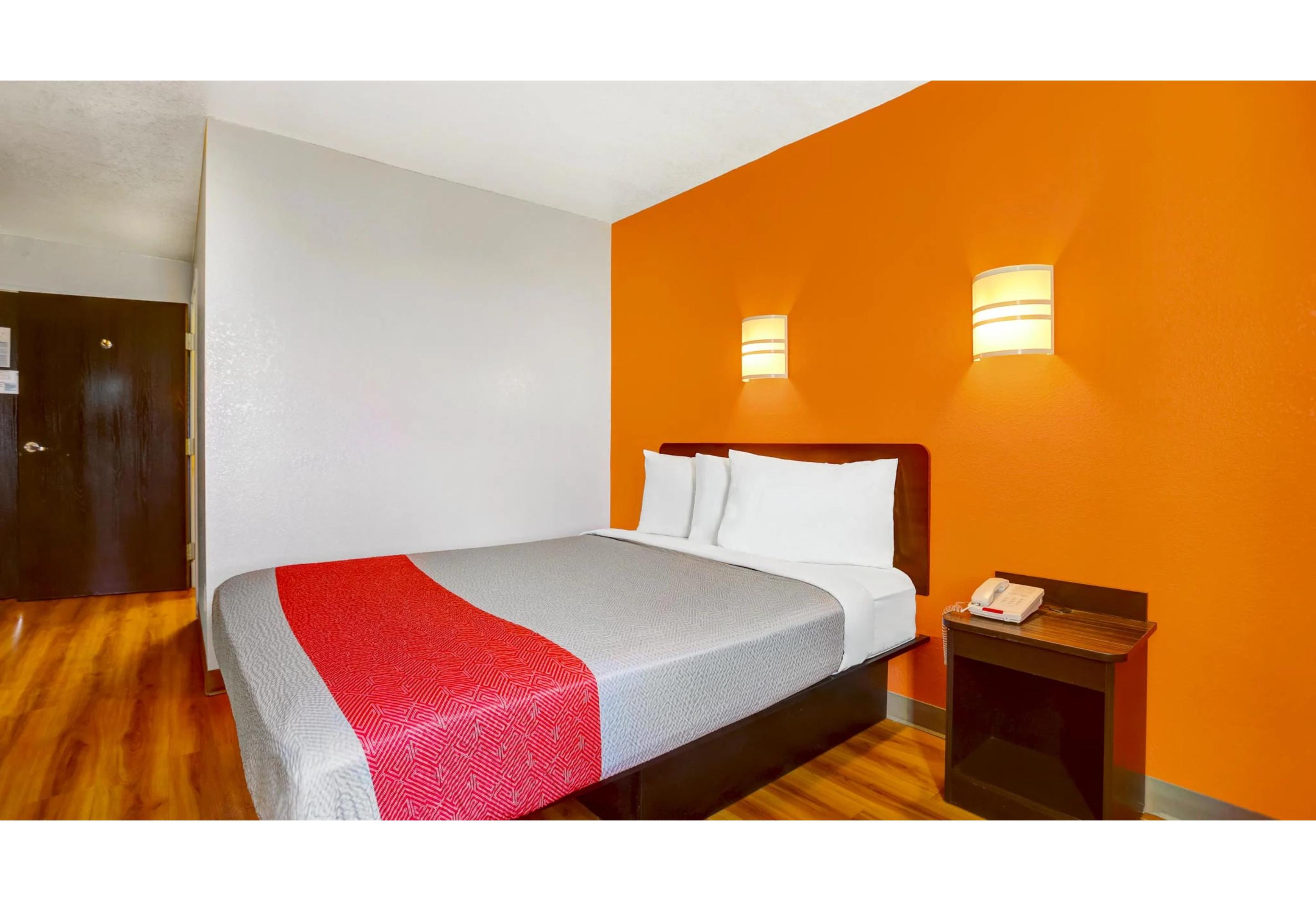 1 Queen Bed - Non-Smoking, Motel6 Benson, AZ 3/9