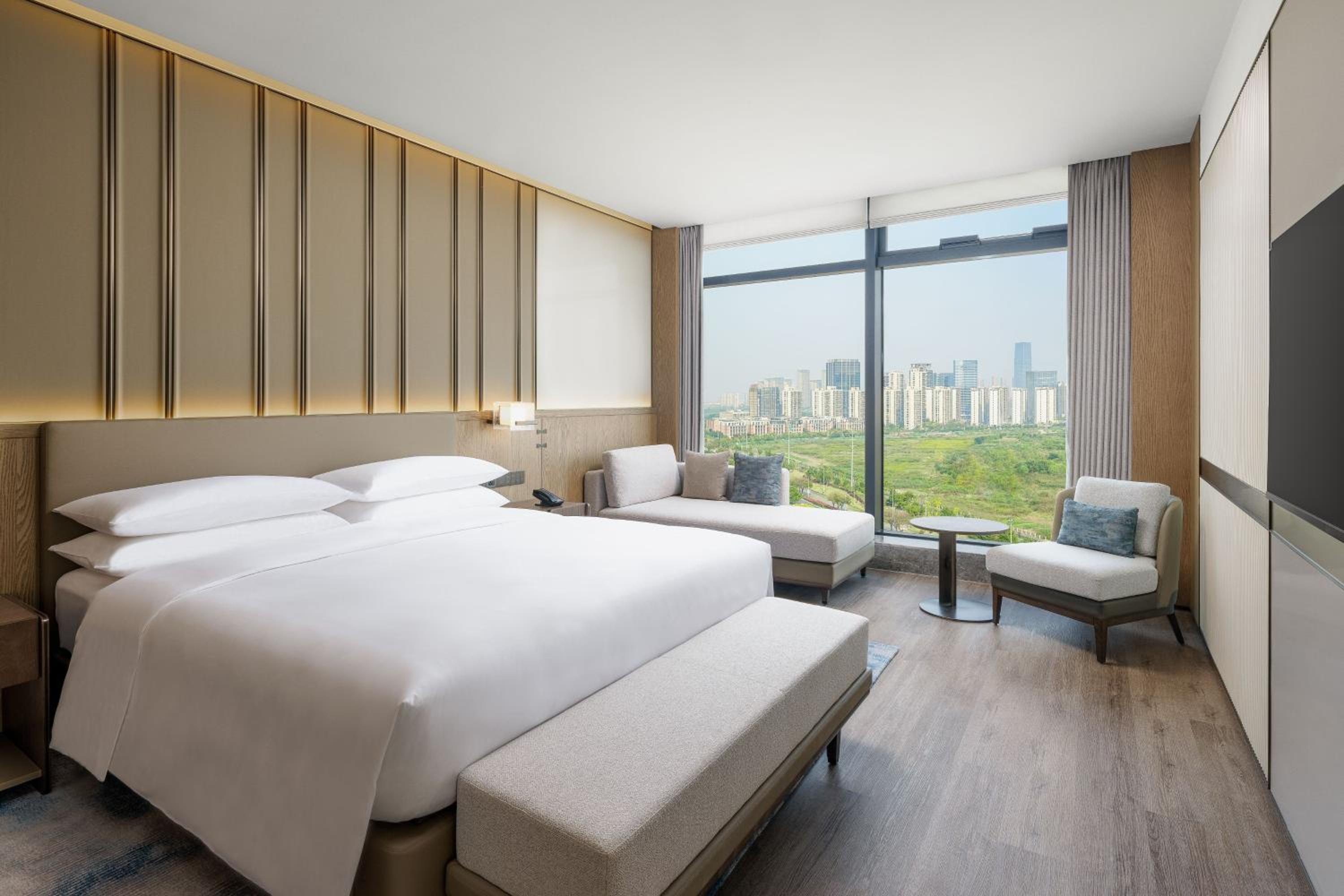 Deluxe, Suite, King Bed, City View, Club Floor