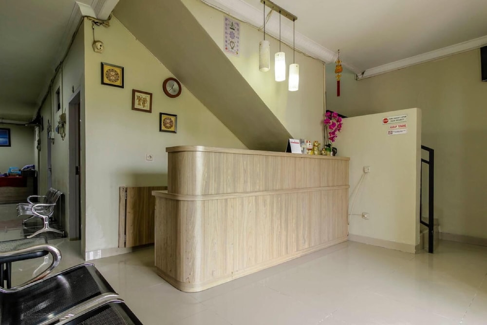 Reddoorz Plus Near Lippo Cikarang Mall 8/21
