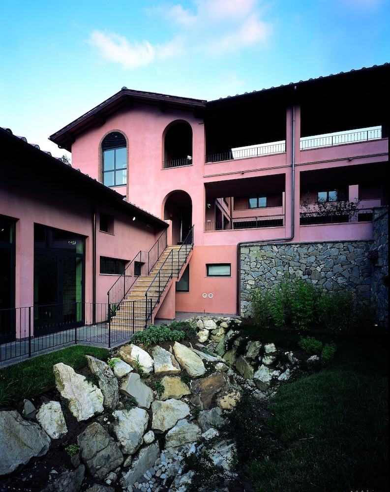 MERIDIANA COUNTRY HOTEL 38/41