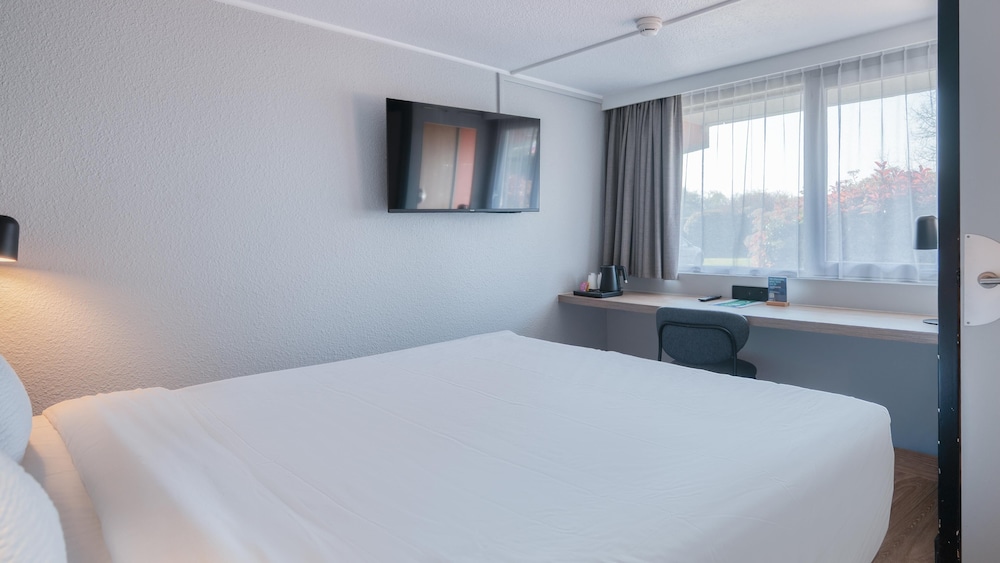 Standard, Queen Bed