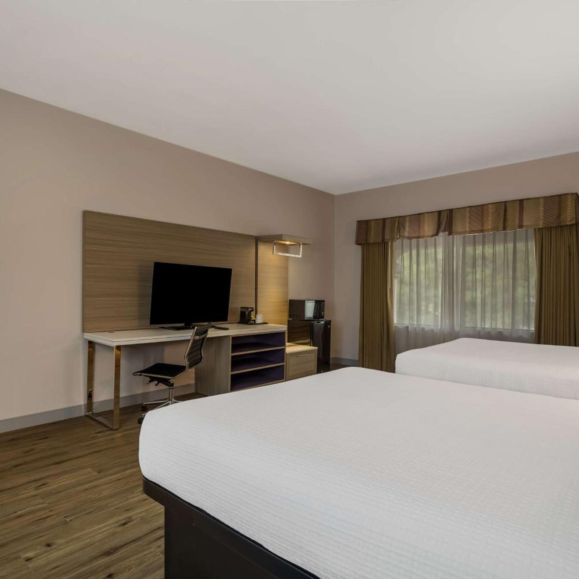 غرفة بسرير كينج وسريرين كوين، Best Western Diamond Bar Hotel & Suites 3/4