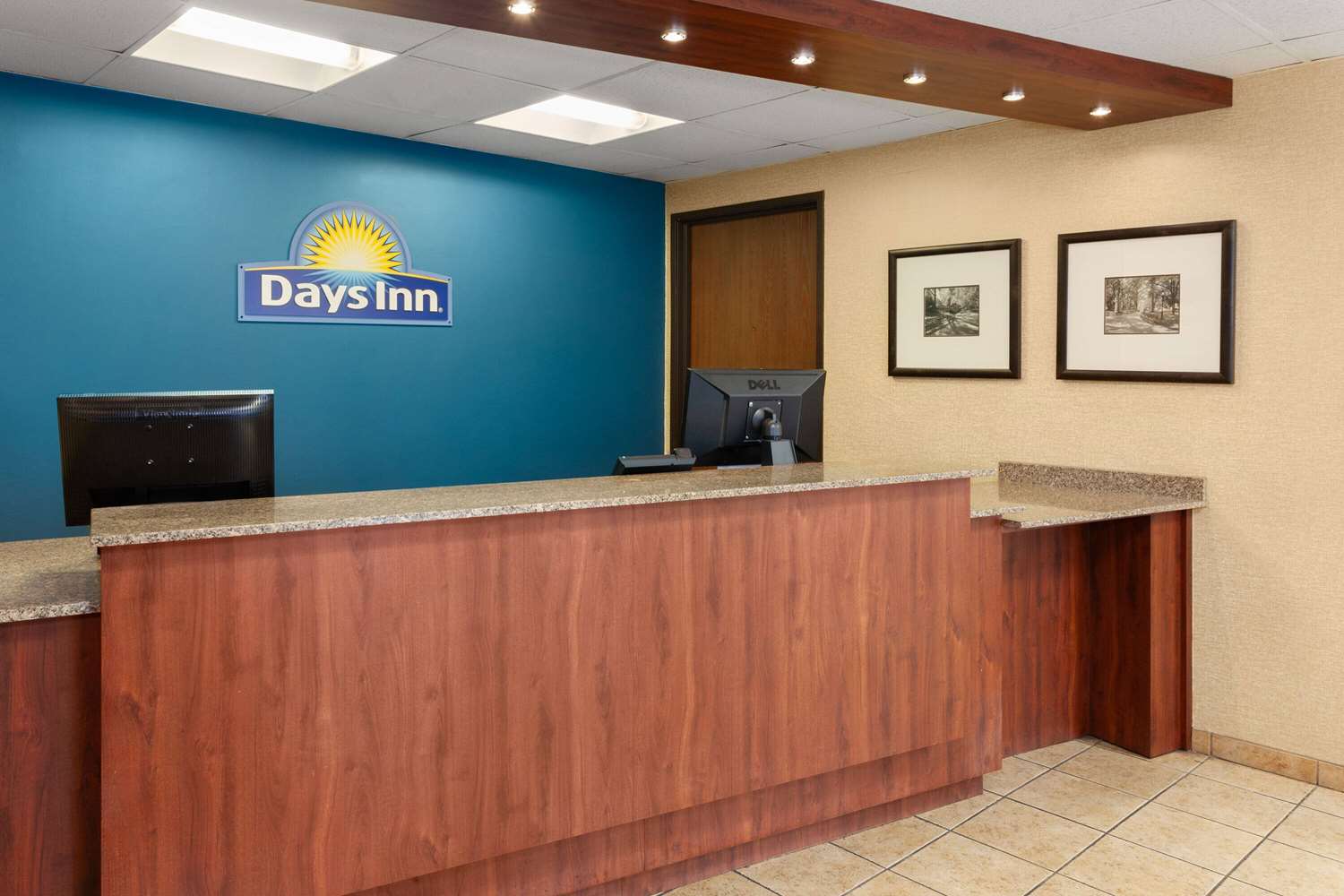 Days Inn by Wyndham Rockford 5/37