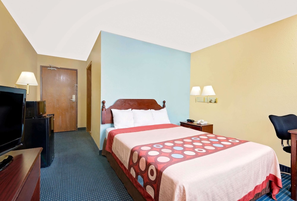 Super 8 by Wyndham Somerset 18/40