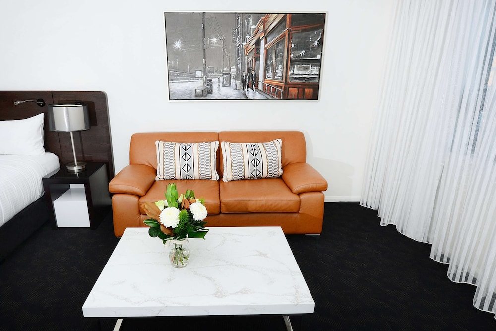 Oaks Gladstone Grand Hotel 36/72