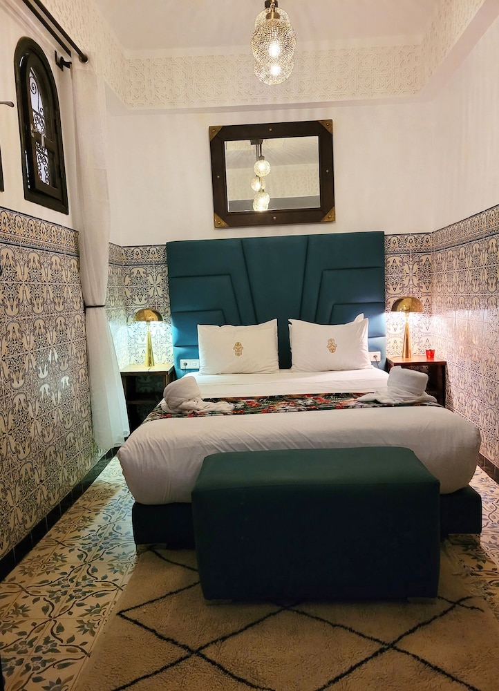 DELUXE, SUITE