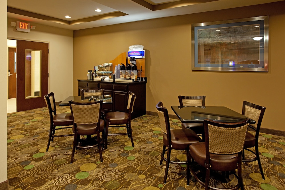 Holiday Inn Express & Suites Hope Mills Fayetteville Airport 32/37