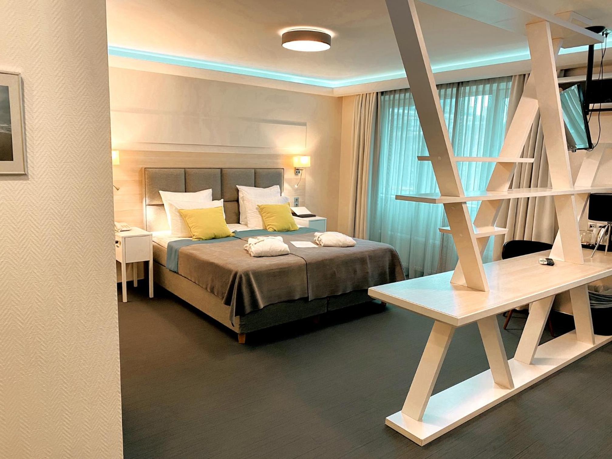 جناح جونيور، Amrita Hotel 5/10