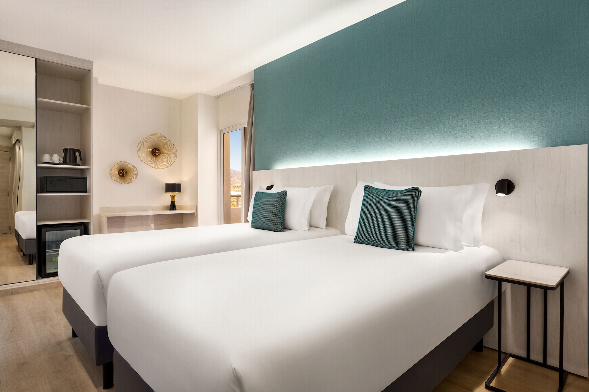 Deluxe, 2 Double Beds, Mountain View