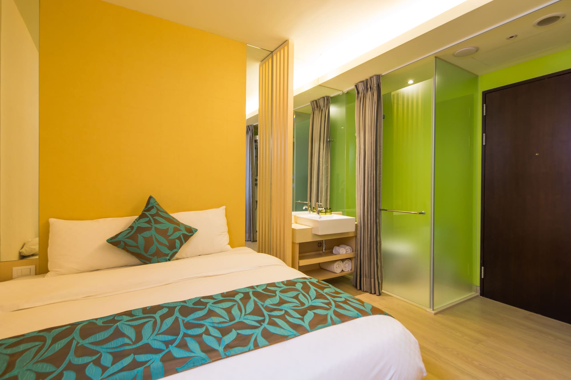 BRIGHT, DELUXE, DOUBLE BED