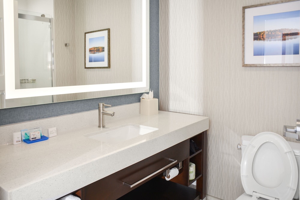 Four Points by Sheraton Fayetteville Fort Liberty 40/41