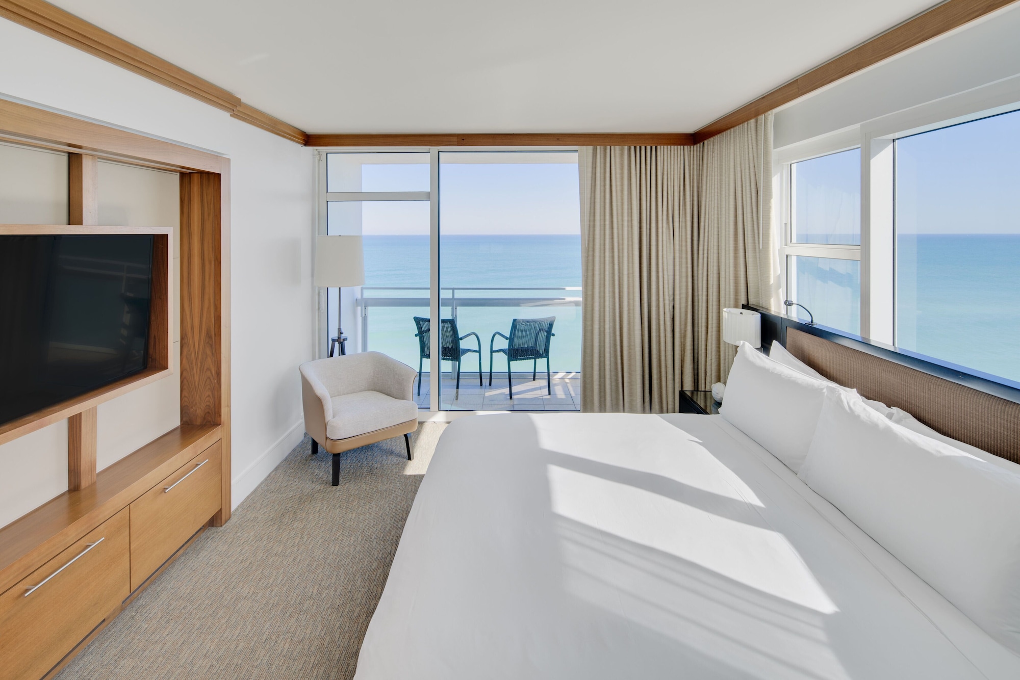 2 Bedrooms, Luxury, Apartment, 1 King and 2 Queen Beds, Ocean Front, 2 Bathrooms, Balcony, Corner