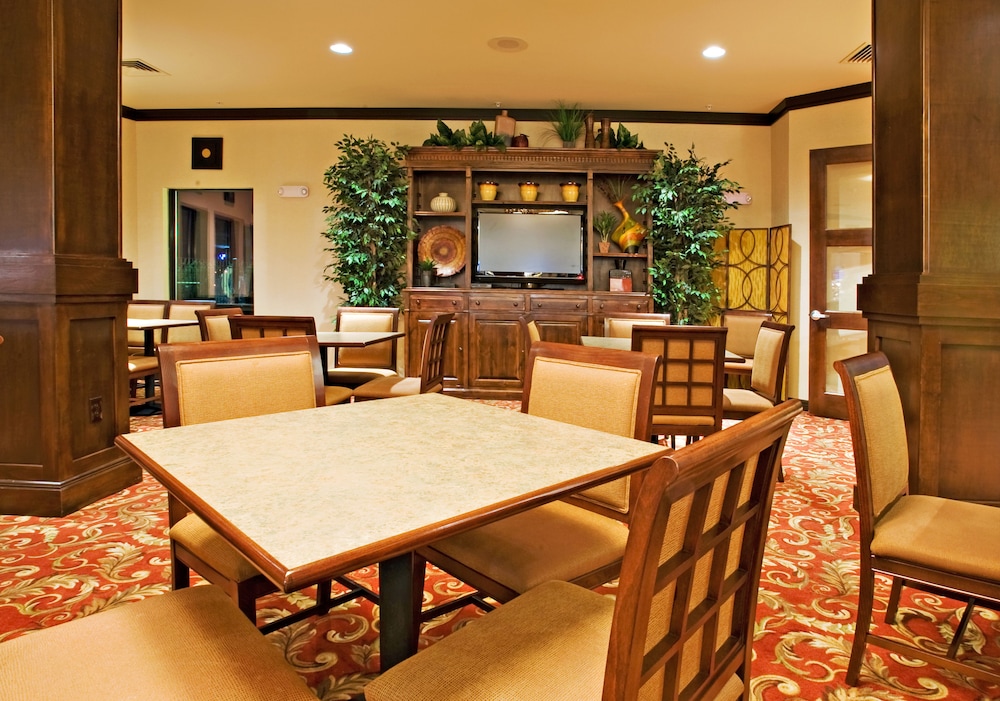 Holiday Inn Express Hotel & Suites Wichita Falls 46/52