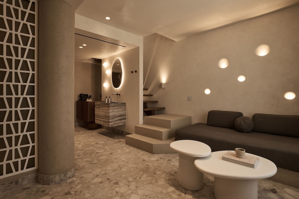 Uzenie All Suites Boutique Resort 68/69