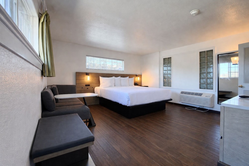 غرفة سيغنتشر بسرير كينج، Motel 6 Monterey Downtown 5/10