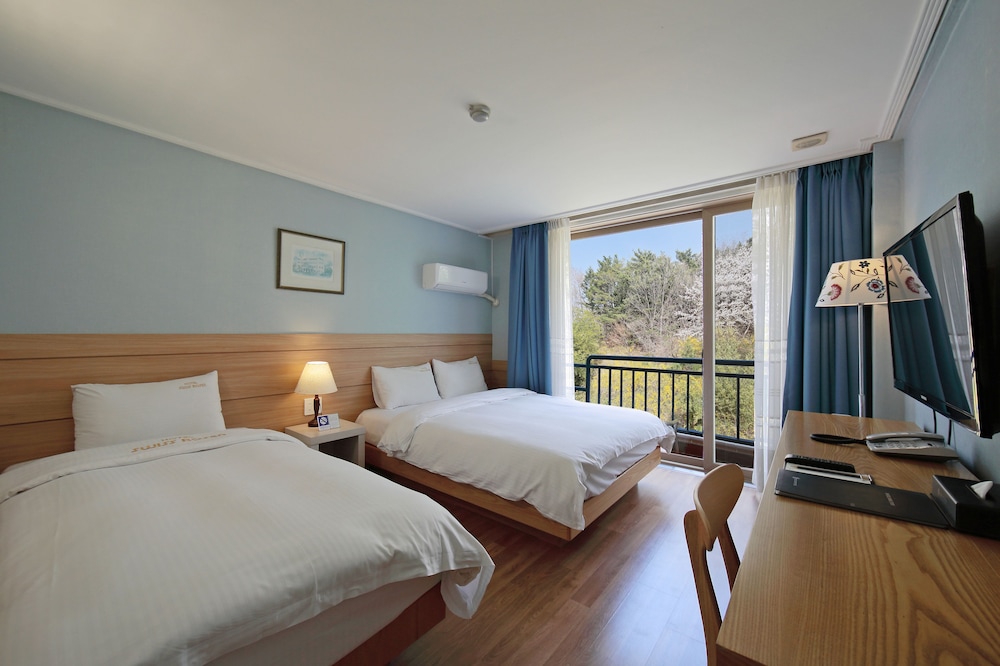 STANDARD, TWIN BEDS, BATHTUB