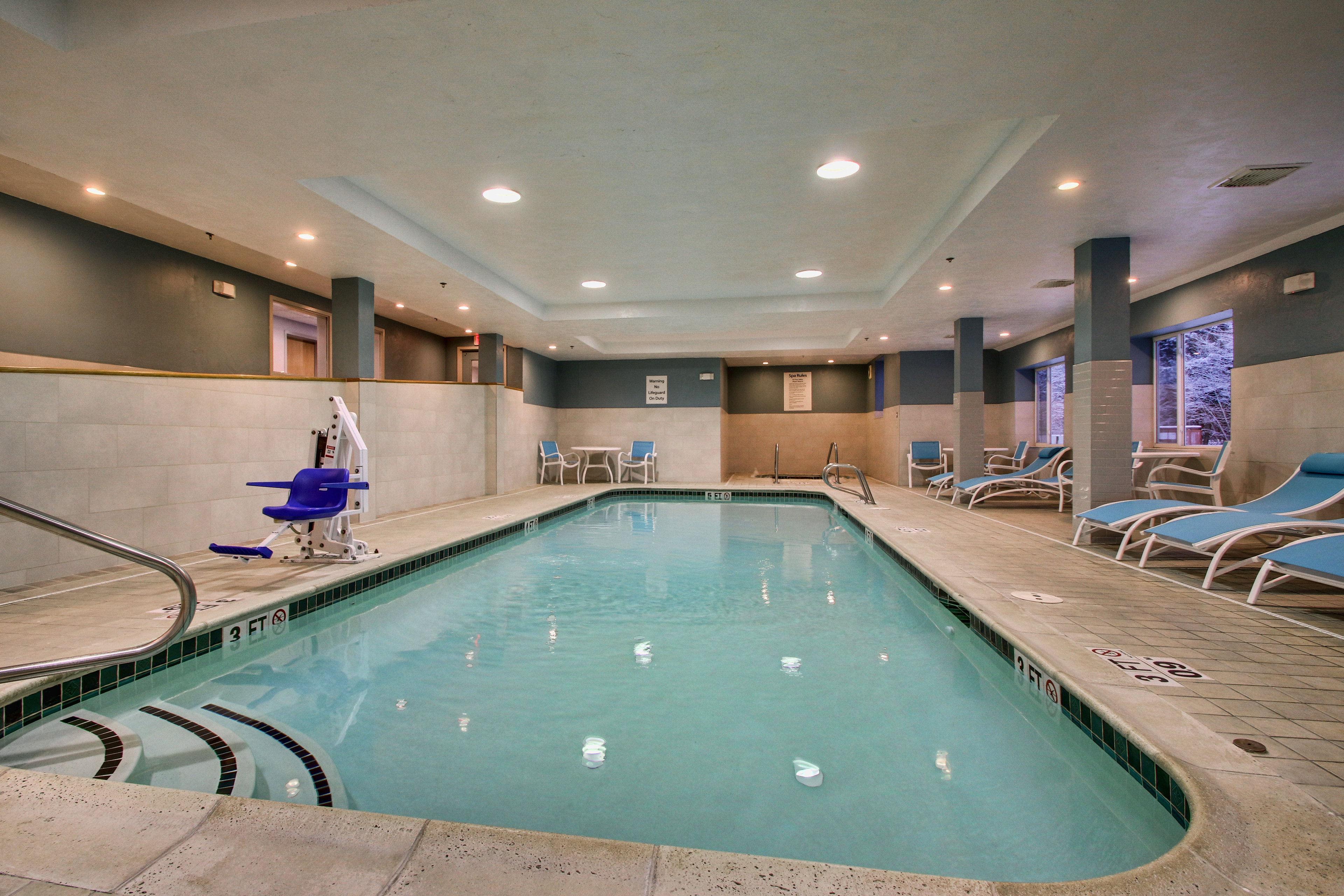 Holiday Inn Express & Suites Lincoln East - White Mountains 27/47