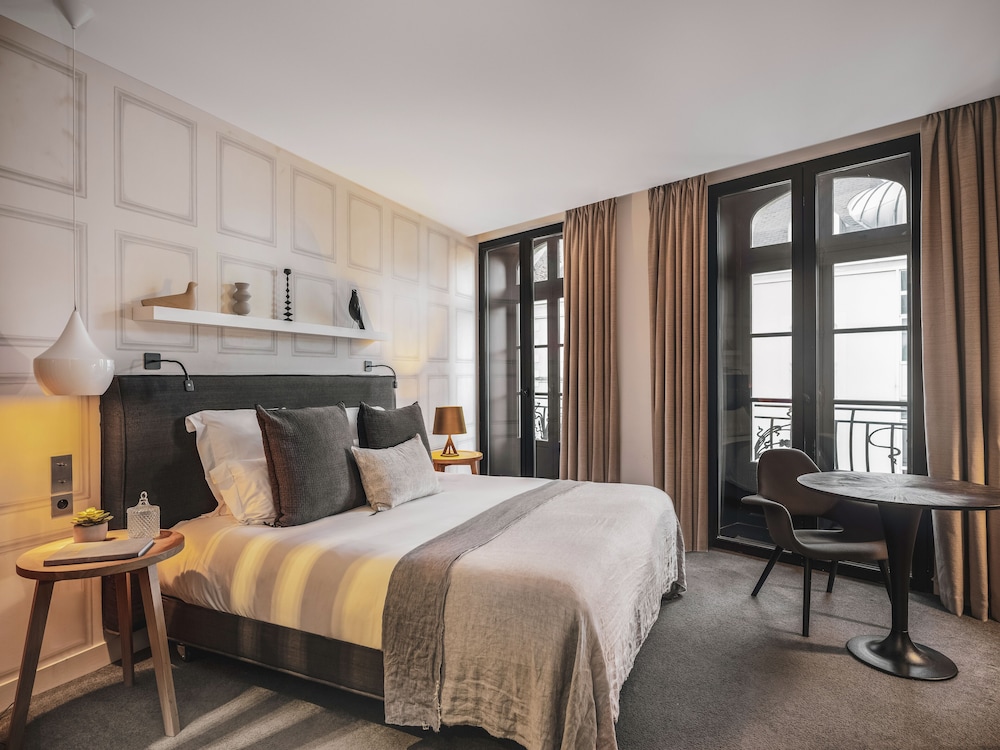 DELUXE, DOUBLE OR TWIN BED