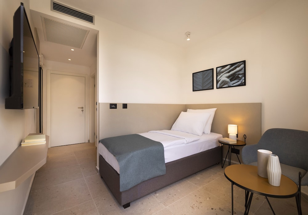 Basic, Single, Single Bed, Sea View, Balcony