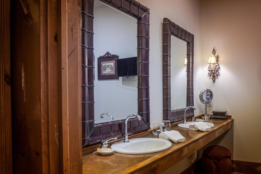 Suite, 2 Queen Beds, Parlor، Inn At Leola Village 2/2