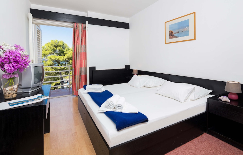 Standard, Double or Twin Bed, Side Sea View, Balcony