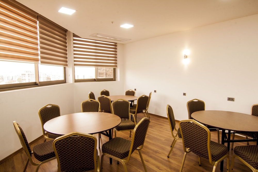 Majura Hotel 40/50