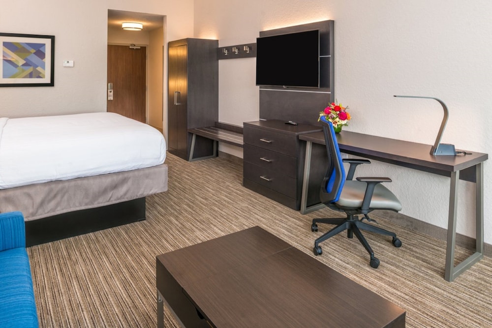 Holiday Inn Express Suites Tampa North Wesley Chapel 58/62