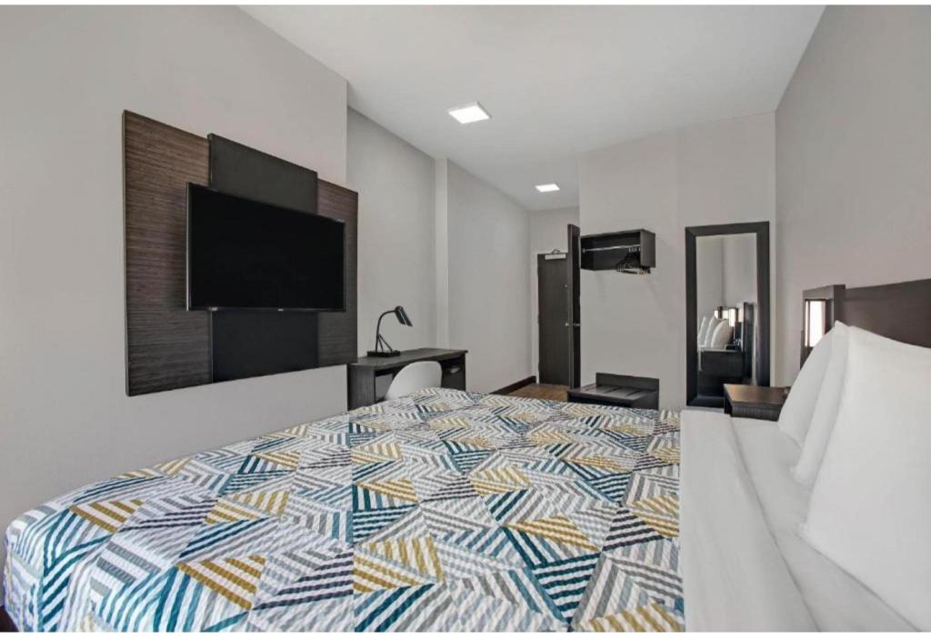 1 King Bed Mobil Acc RI Shwr Nsmk Kitchen, Motel6 Monahans, TX 5/8
