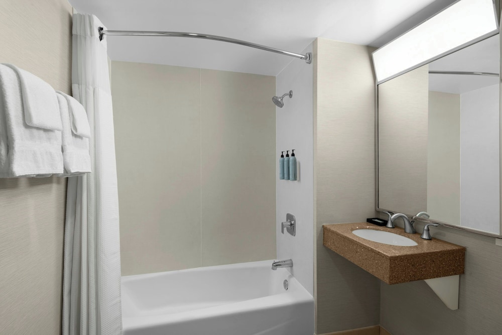 غرفة بسرير كينج بشرفة، Courtyard Fort Lauderdale East Lauderdale By the Sea 2/2