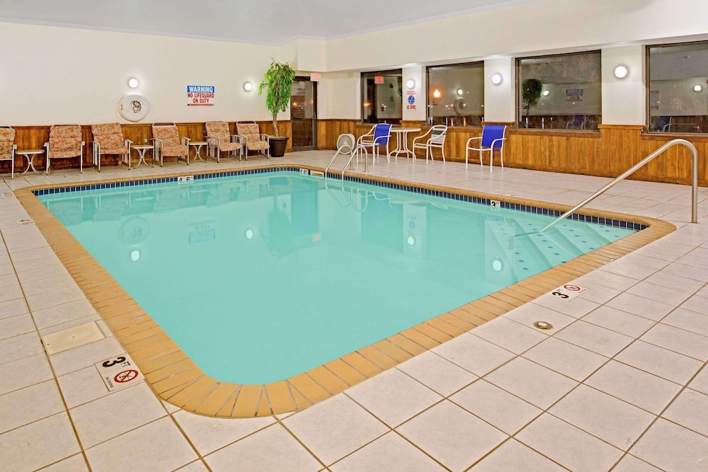 Super 8 by Wyndham Omaha Eppley Airport/Carter Lake 3/16