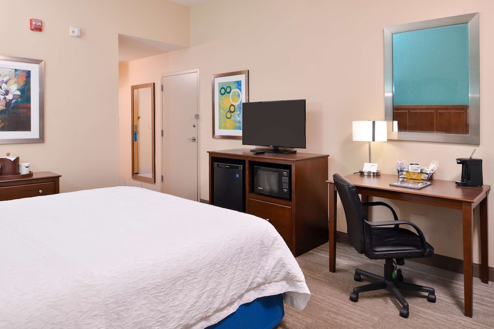 Study, King Bed, Sofa، Spark by Hilton Decatur 3/3