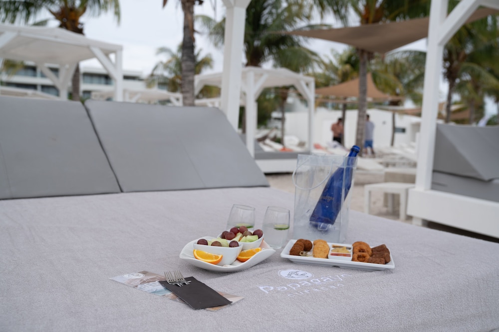 Papagayo Beach Hotel 61/76