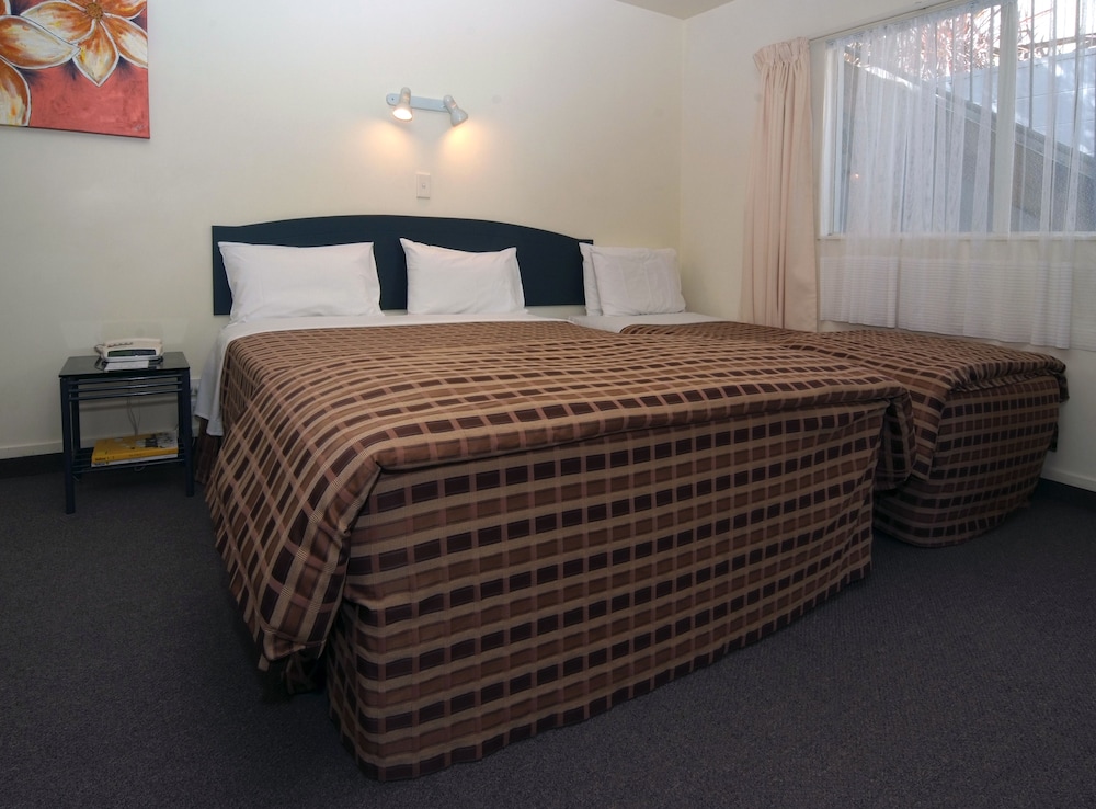 Baycourt Lakefront Motel 15/64