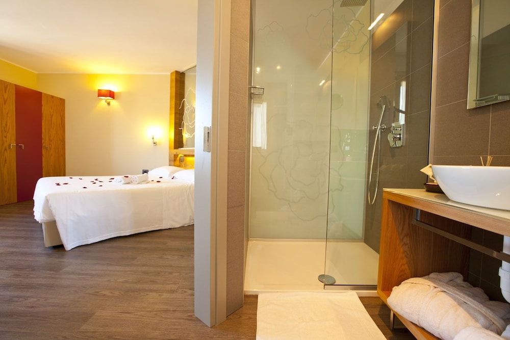 Harmony Suite Hotel 40/44