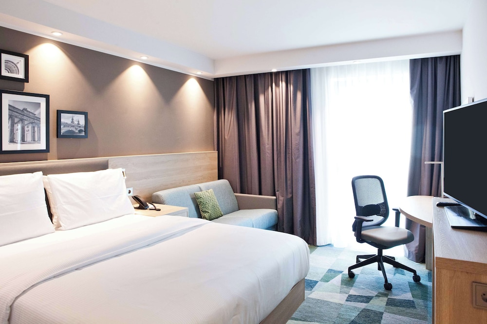 ROOM, QUEEN BED, SOFA