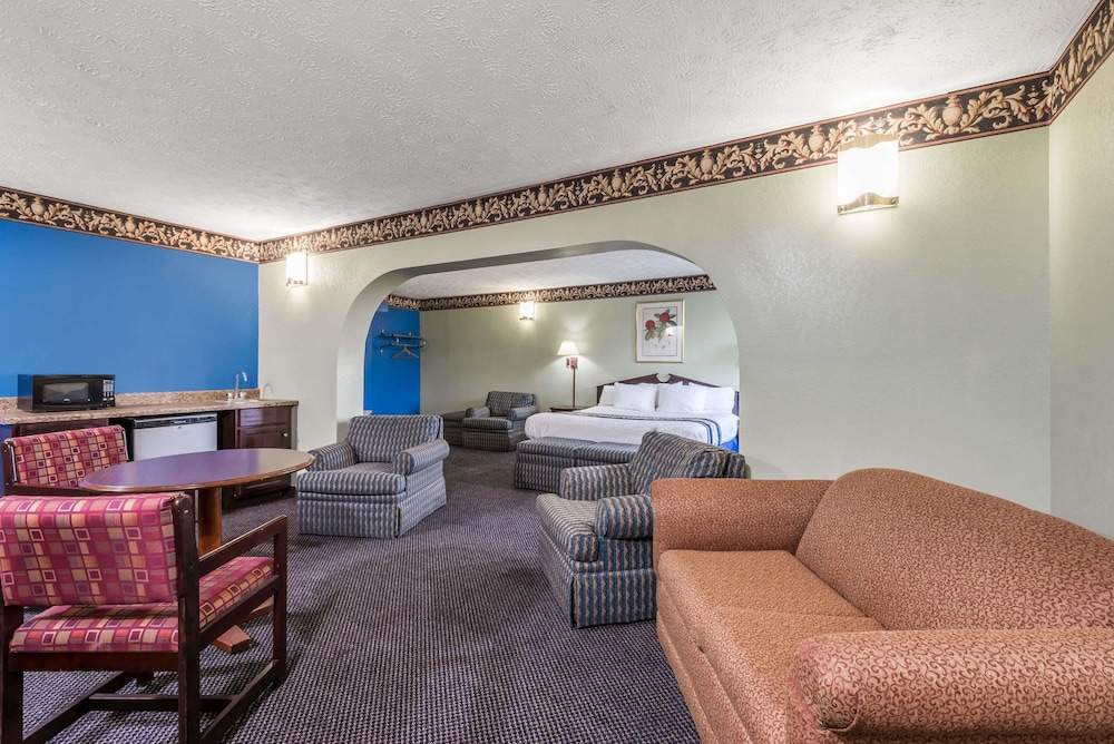 Days Inn & Suites by Wyndham Youngstown / Girard Ohio 31/39