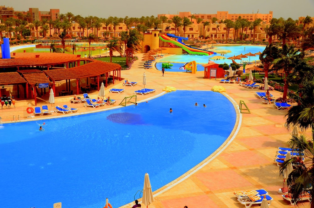 Royal Lagoons Aqua Park Resort And Spa 31/50