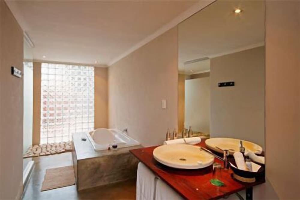 African Moon Corporate House 47/48