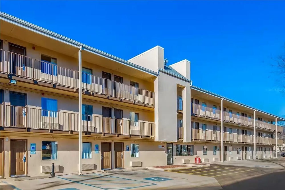 Super 8 by Wyndham Charleston WV 28/34