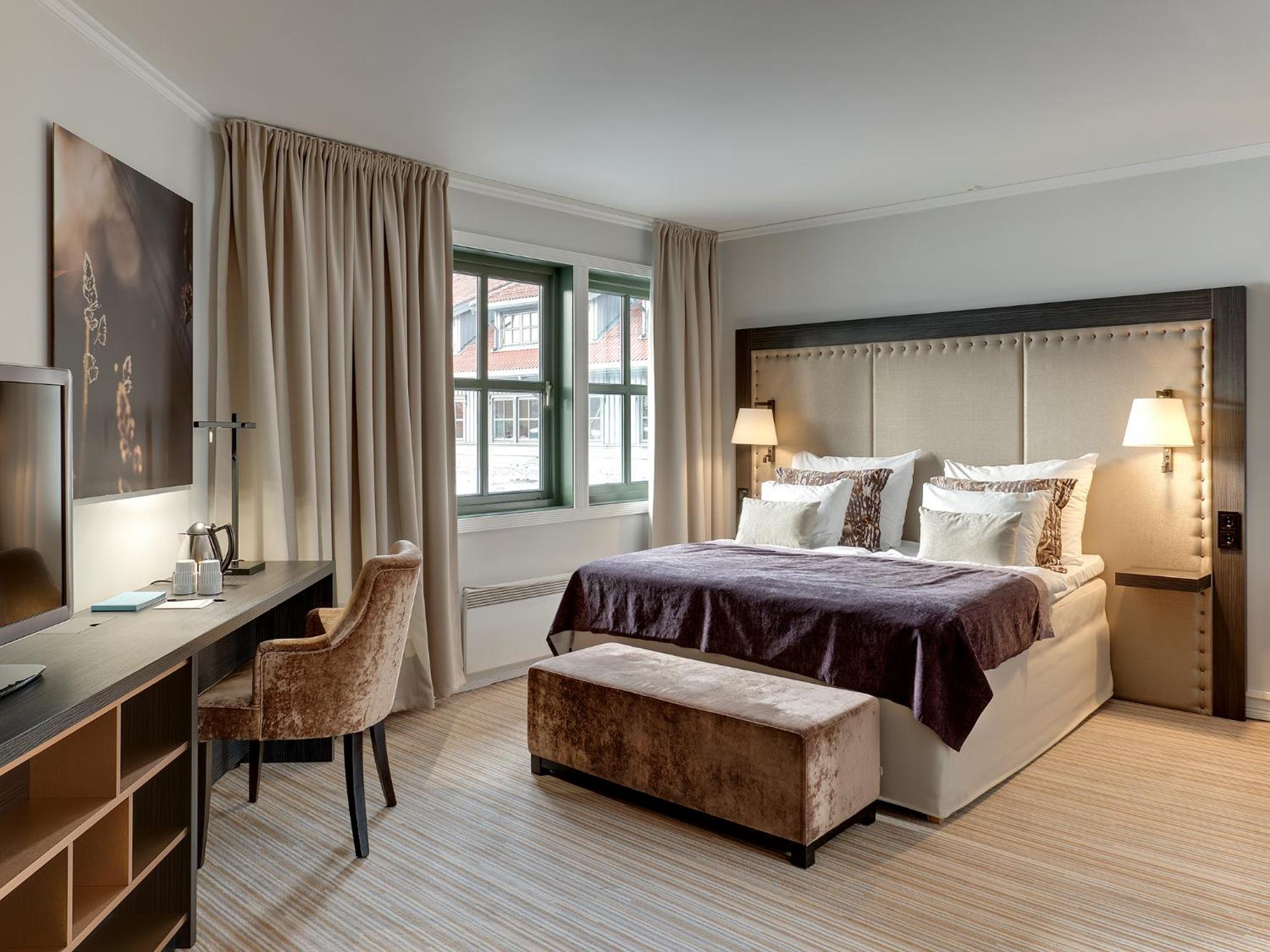 Family, Queen Bed, Sofa