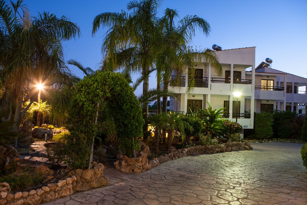 Coliseum Studios And Apartments 14/25