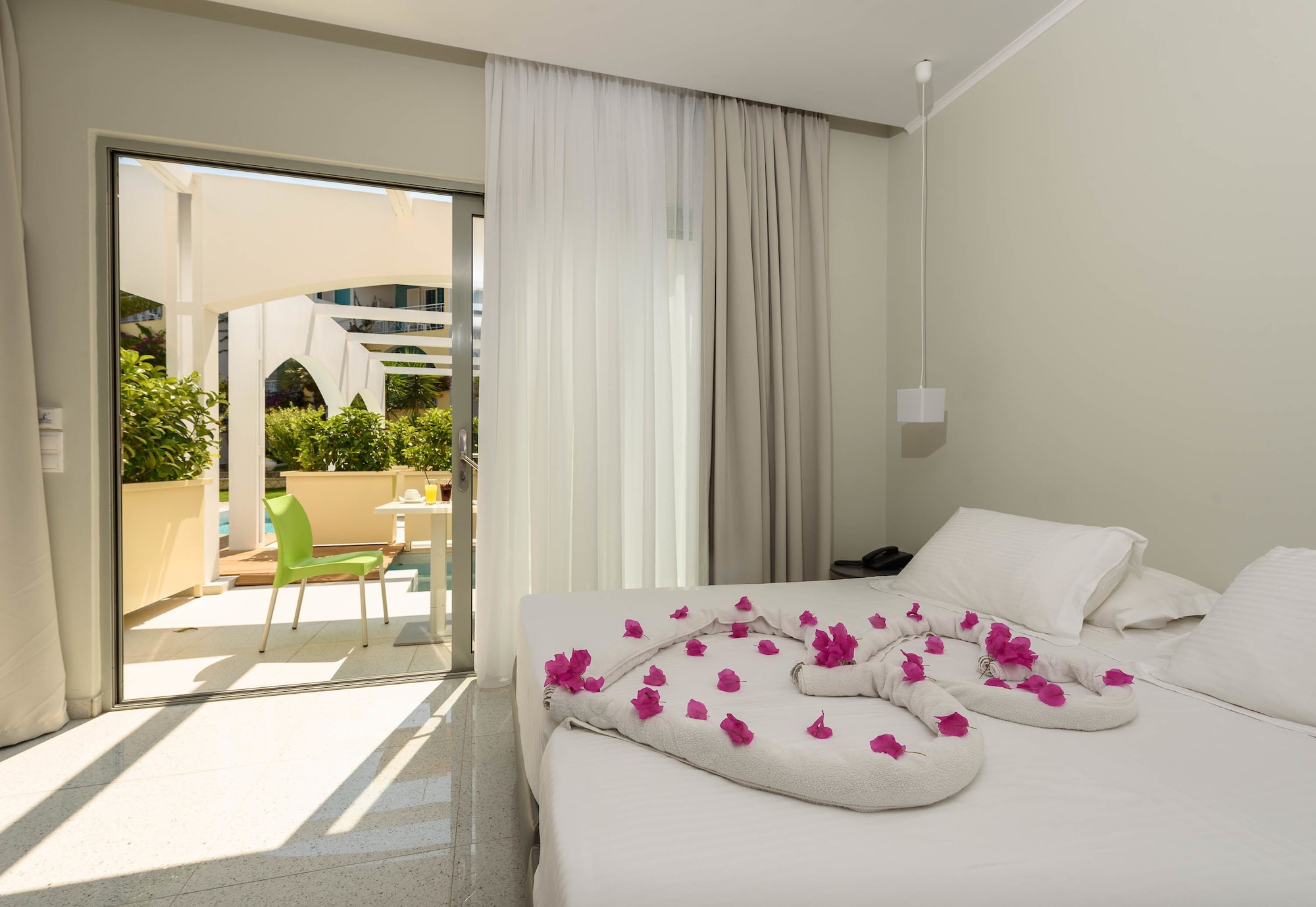 SUPERIOR, TWIN BEDS, POOL ACCESS