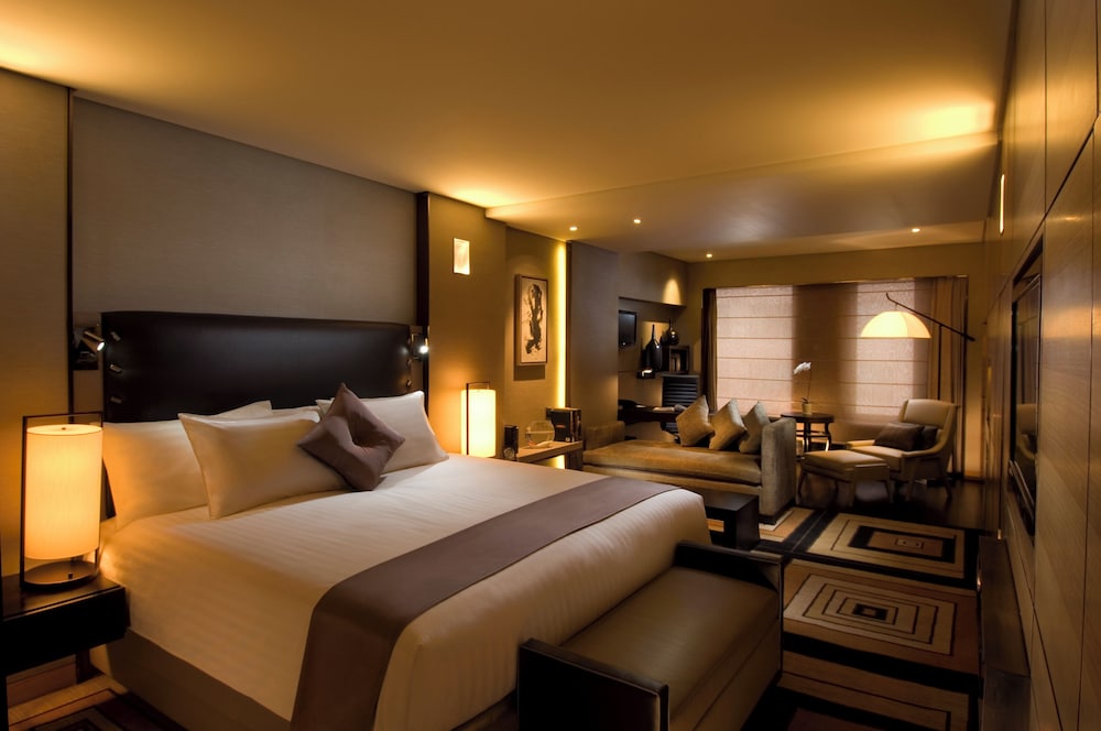 PLUS, DELUXE, KING BED